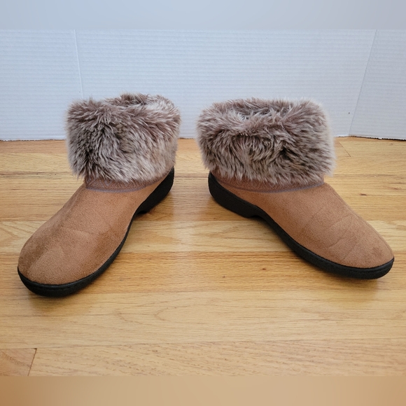 Isotoner Women's Boot slippers - Picture 1 of 5
